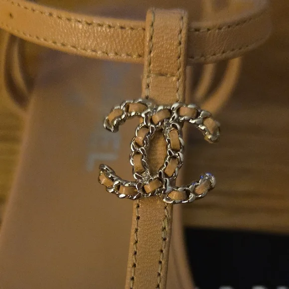 CHANEL Tan Lambskin Sandals with Intertwined Leather And Metal CC LOGO - Picture 3 of 13